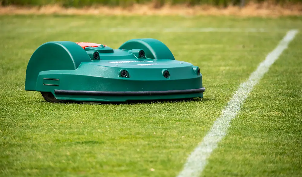 Une BM-2050 en train de tondre un terrain de football