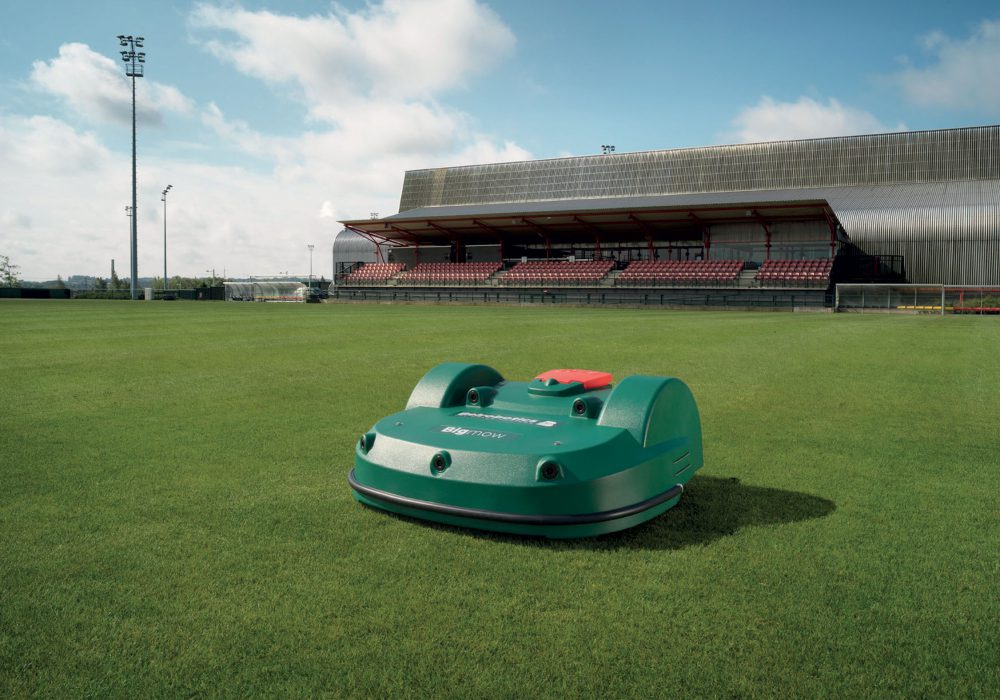 Terrain de foot, tondu par une tondeuse Bigmow 