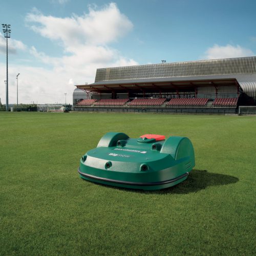 Terrain de foot, tondu par une tondeuse Bigmow 