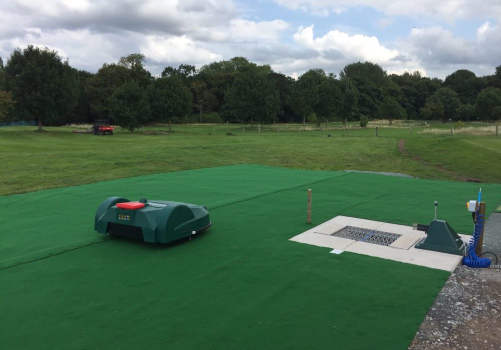 De maaier Bigmow van High Legh Park keert terug naar zijn laadstation