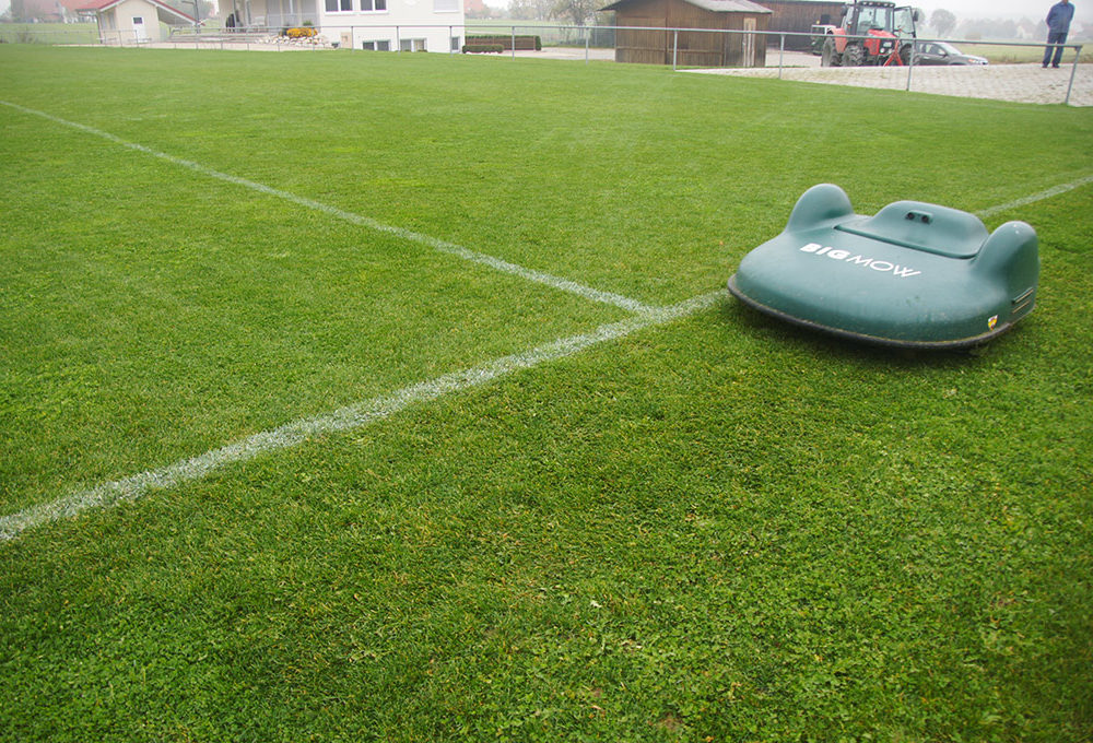 Entretien terrain de foot avec le robot tondeuse Bigmow de Belrobotics