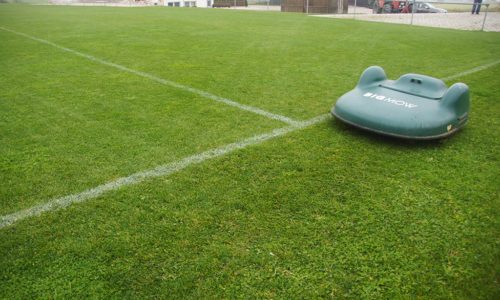 Entretien terrain de foot avec le robot tondeuse Bigmow de Belrobotics