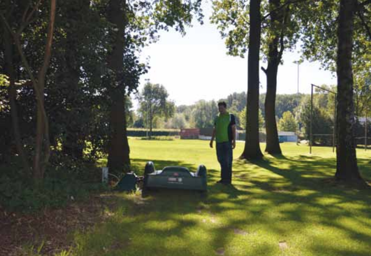 robots tondeuses sur les terrains de foot du parc sportif de Buitenboom aux Pays-Bas belrobotics