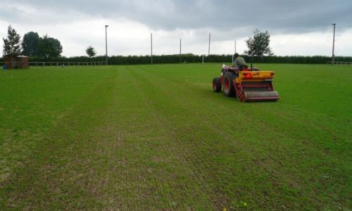 Onderhoud van voetbalveld robot grasmaaier belrobotics