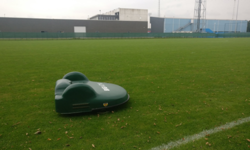 Het sportveld van Beveren, onderhouden door een slimme robotmaaier