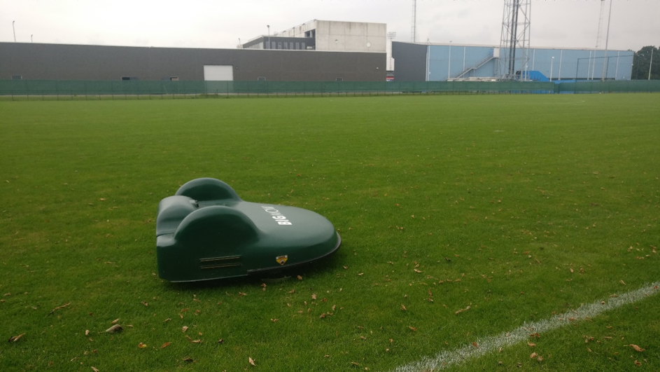 Het sportveld van Beveren, onderhouden door een slimme robotmaaier