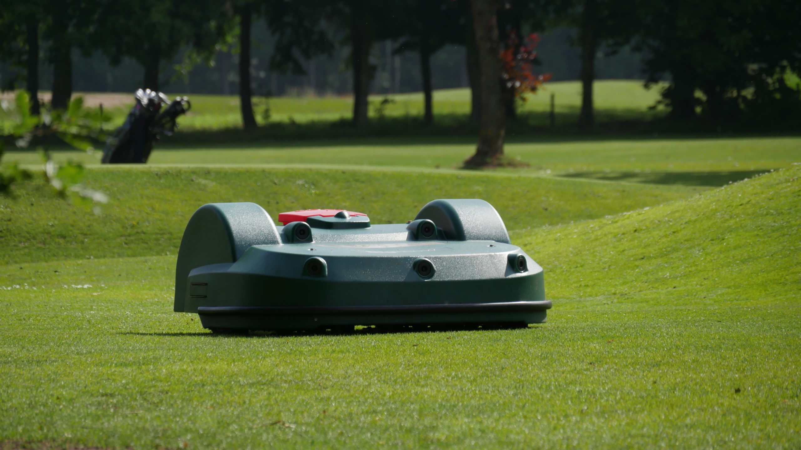 Des robots tondeuse GPS RTK pour le golf club de Lilse  | Belrobotics